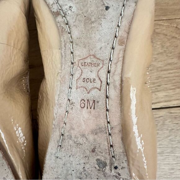 Tory Burch Beige Flats with Gold Logo - Picture 8 of 8